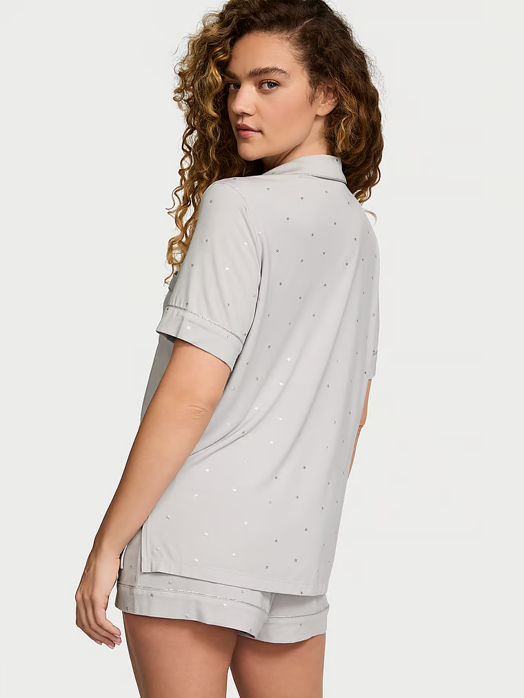 Piżama z modalu z szortami. Produkt ma kolor wzorzysty i pochodzi z kolekcji Victoria's Secret. 