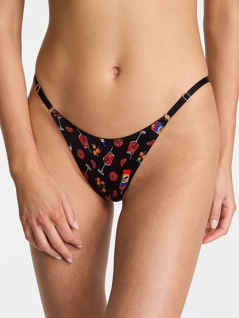 Majtki brazyliany z zawieszką Charm Brazilian. Produkt jest wzorzysty i pochodzi z kolekcji Very Sexy. 