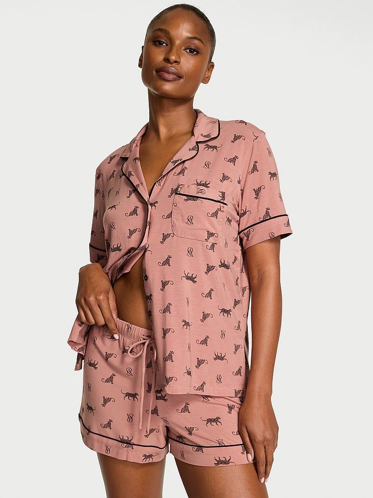 Piżama z modalu z szortami. Produkt jest wzorzysty i pochodzi z kolekcji Victoria's Secret. 