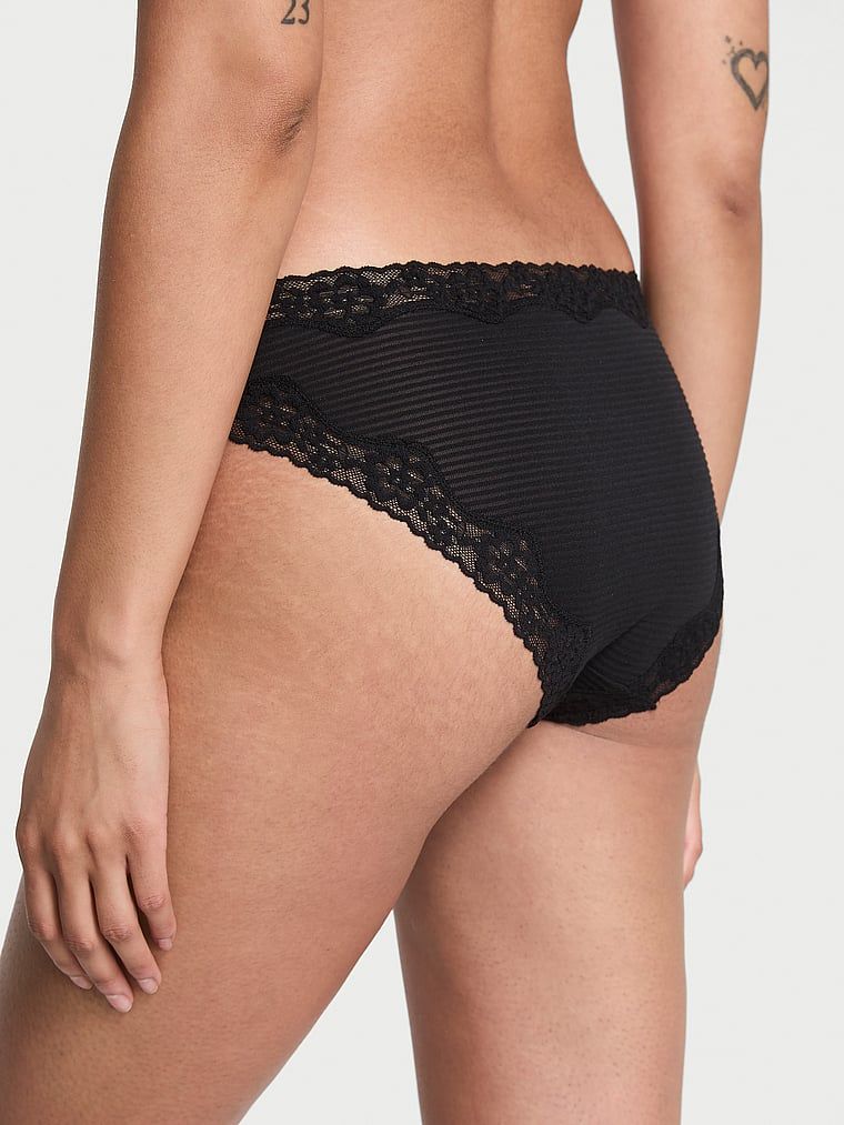 Majtki bawełniane w paseczki z koronką na krawędziach Bikini. Produkt ma kolor czarny i pochodzi z kolekcji Lacie. 