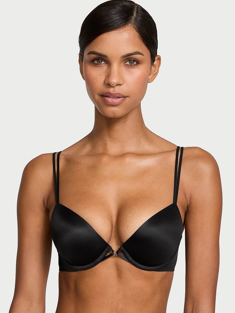 Modelka prezentuje biustonosz push-up Smooth. Produkt ma kolor czarny i pochodzi z kolekcji Very Sexy.