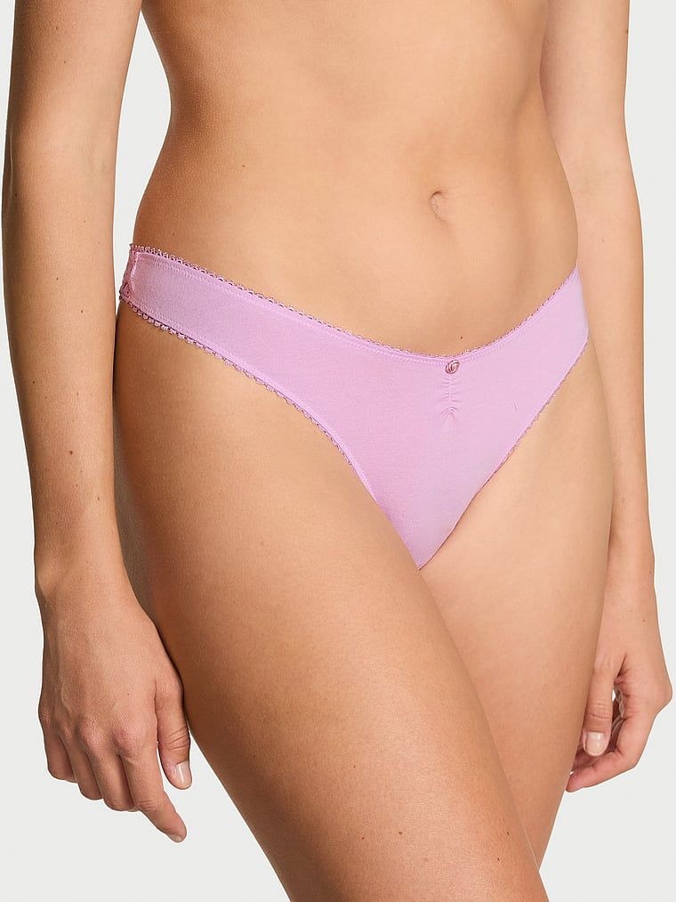 Stringi bawełniane z siateczką z tyłu Heart Lace. Produkt ma kolor fioletowy i pochodzi z kolekcji Victoria's Secret. 