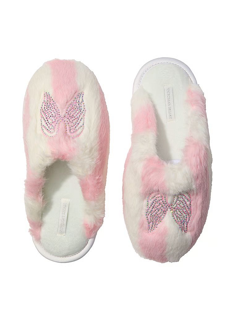Kapcie ze sztucznego futerka. Produkt ma kolor wzorzysty i pochodzi z kolekcji Victoria's Secret. 