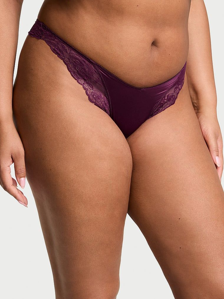 Stringi z koronką i wysoko wyciętymi nogawkami Lace-Trim High-Leg. Produkt ma kolor czerwony i pochodzi z kolekcji Very Sexy. 