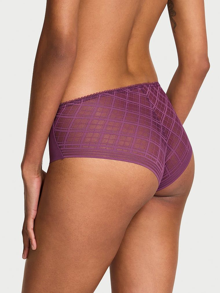 Majtki z siateczką w kratkę z tyłu No-Show Plaid Mesh Cheeky. Produkt ma kolor purpurowy i pochodzi z kolekcji No-Show. 