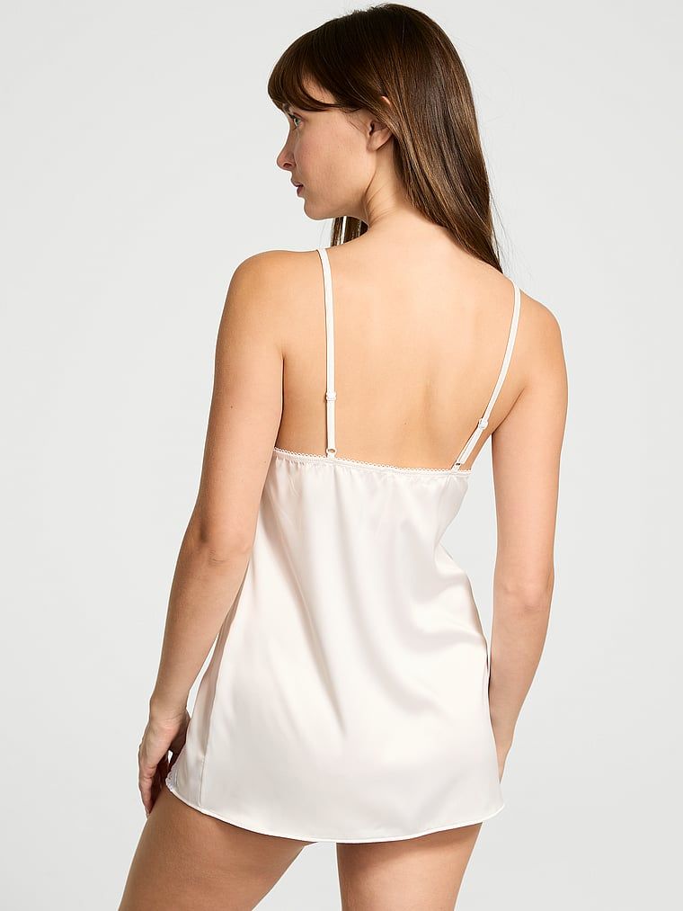 Koszulka nocna z koronką Tease Slip. Produkt ma kolor biały i pochodzi z kolekcji Victoria's Secret. 