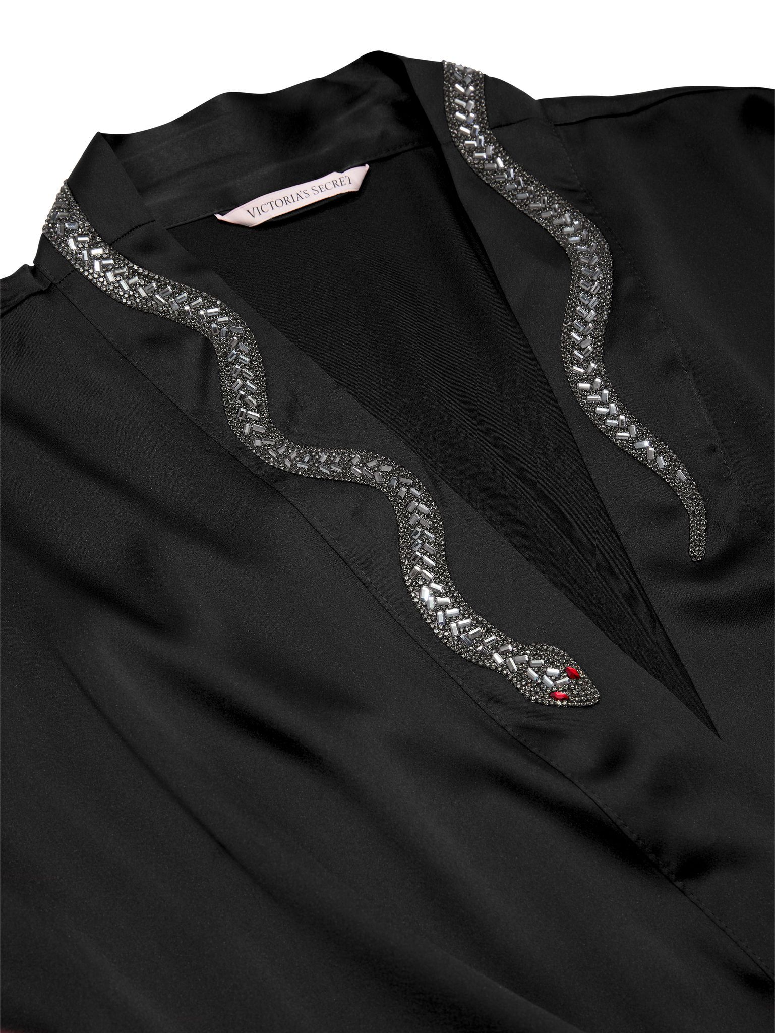 Szlafrok krótki satynowy Snake Shine. Produkt ma kolor czarny i pochodzi z kolekcji Victoria's Secret. 