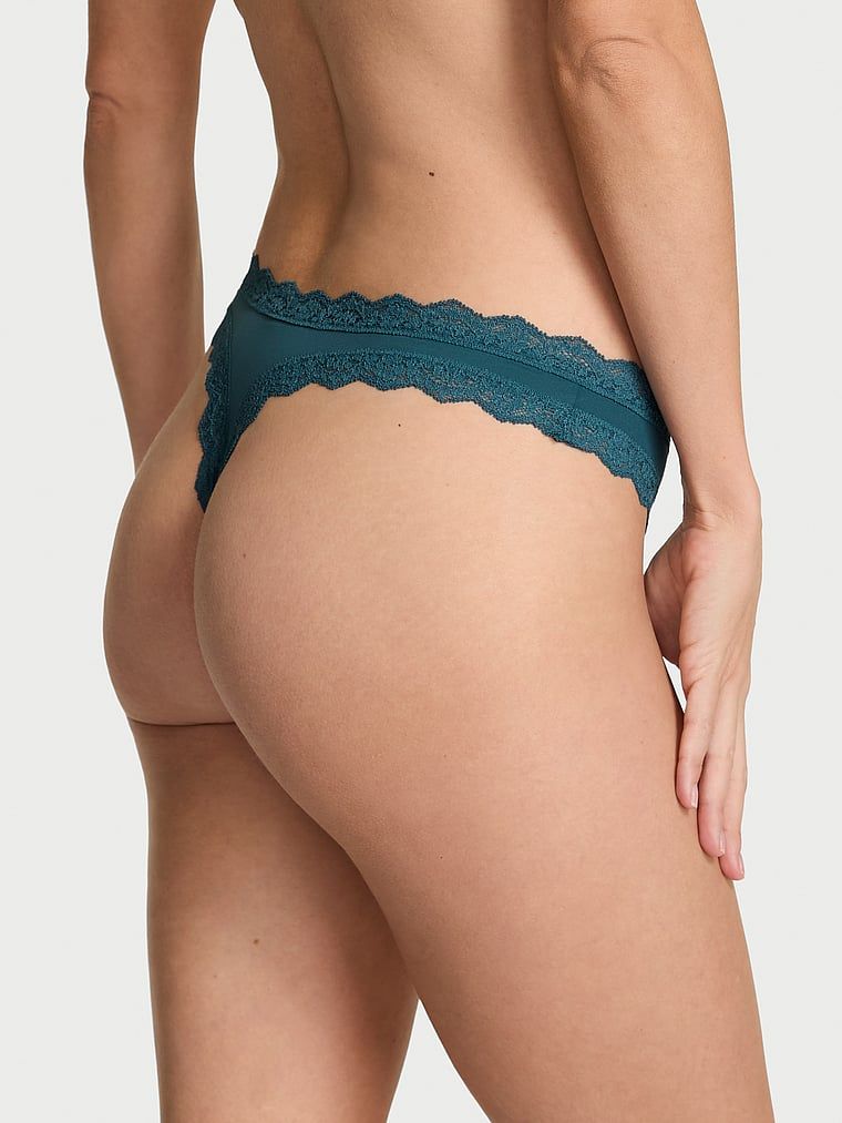 Stringi z koronką Lace Trim. Produkt ma kolor niebieski i pochodzi z kolekcji Dream Angels. 