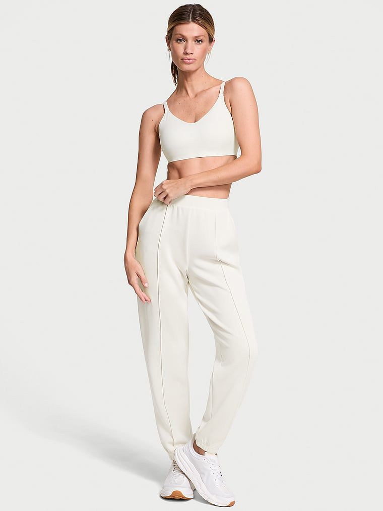 Spodnie joggery VSX Featherweight Knit. Produkt ma kolor biały i pochodzi z kolekcji VSX. 