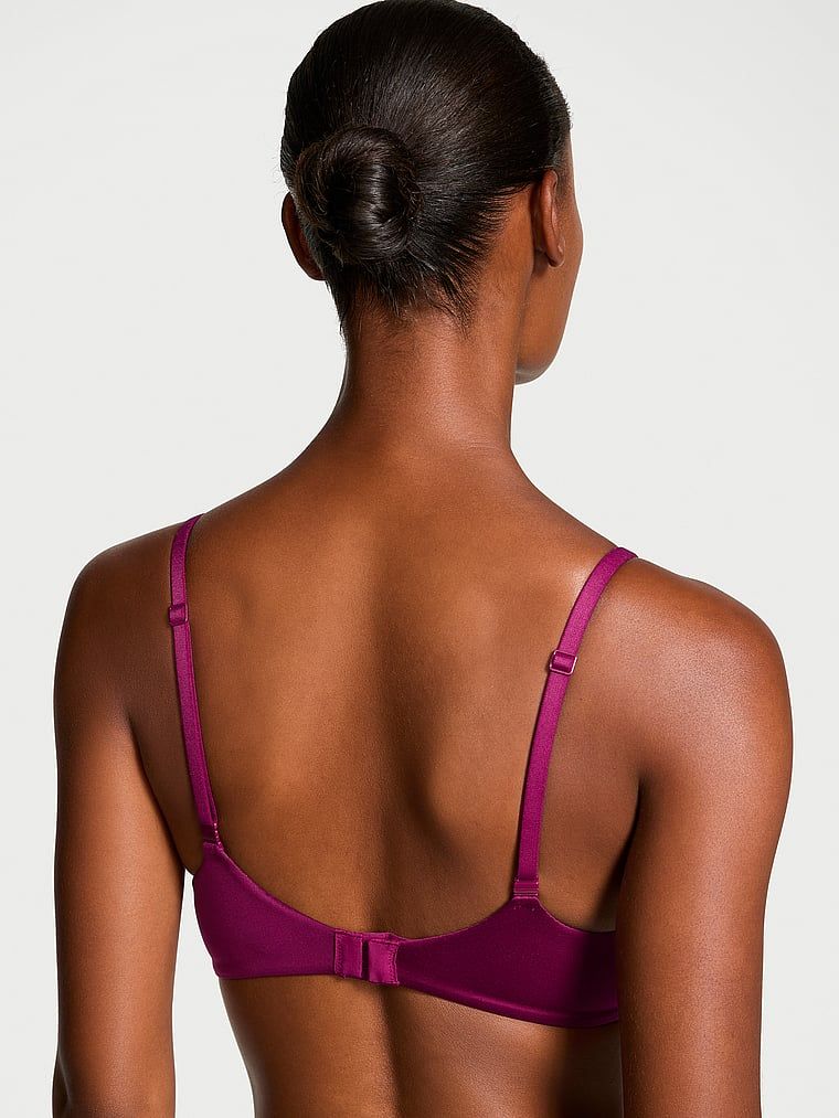 Modelka prezentuje biustonosz push-up z koronką Lace-Trim. Produkt ma kolor czerwony i pochodzi z kolekcji Body by Victoria.