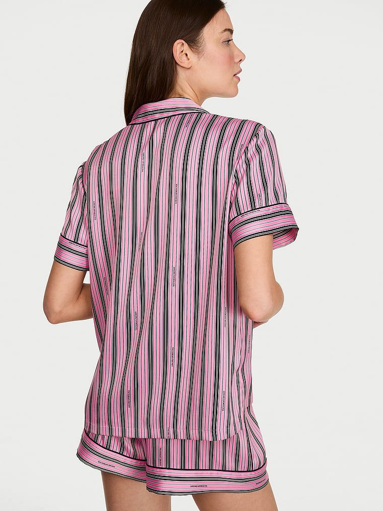 Piżama satynowa z szortami Signature. Produkt ma kolor wzorzysty i pochodzi z kolekcji Victoria's Secret. 