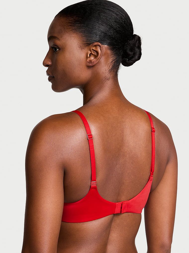 Modelka prezentuje biustonosz push-up z koronką Lace-Trim Perfect Shape. Produkt ma kolor czerwony i pochodzi z kolekcji Body by Victoria.