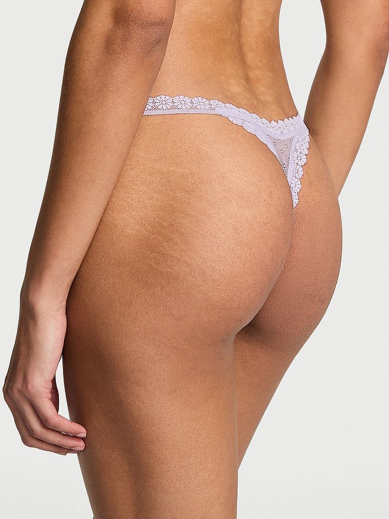 Stringi koronkowe Daisy. Produkt ma kolor purpurowy i pochodzi z kolekcji Lacie. 