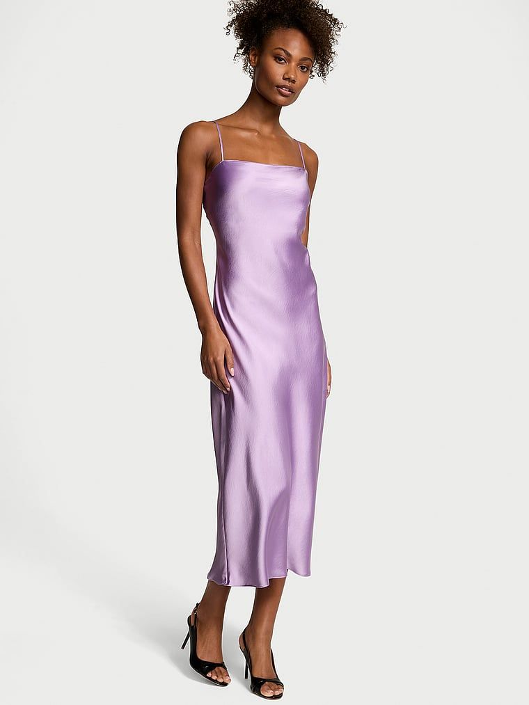 Suknia długa satynowa maxi Luxe. Produkt ma kolor purpurowy i pochodzi z kolekcji Victoria's Secret. 