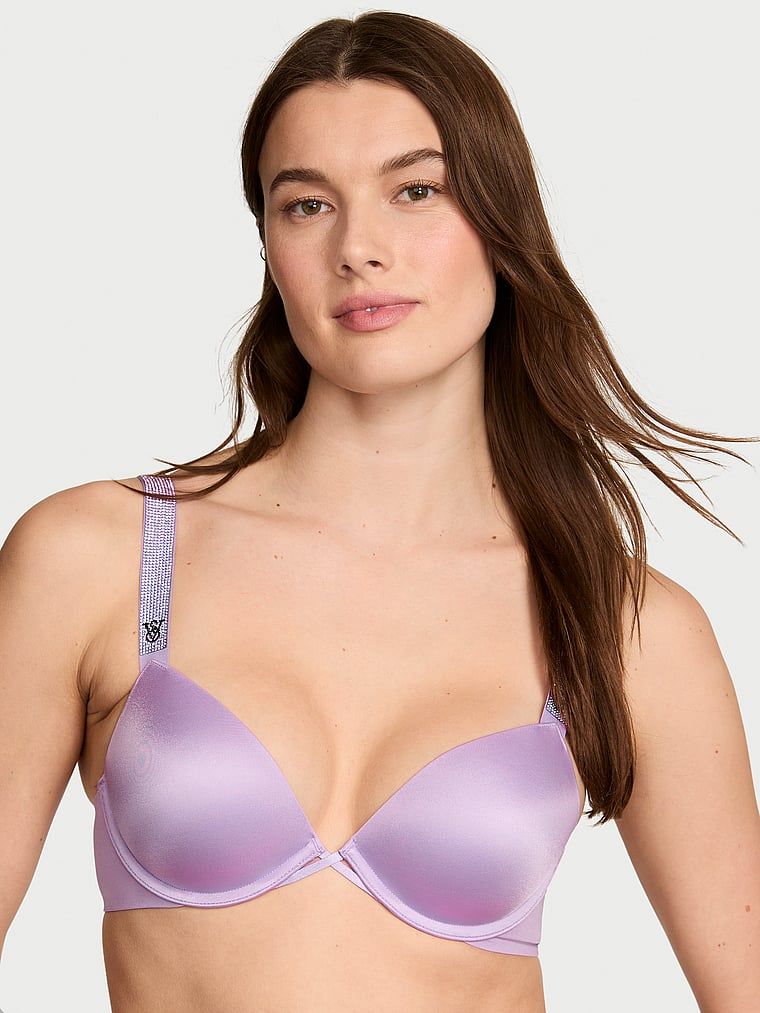 Modelka prezentuje biustonosz push-up Shine Strap. Produkt ma kolor purpurowy i pochodzi z kolekcji Very Sexy.