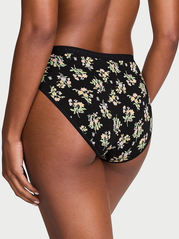 Majtki bawełniane figi z wysoko wyciętymi nogawkami High-Leg Brief. Produkt ma wzór kwiatowy i pochodzi z kolekcji Victoria's Secret. 