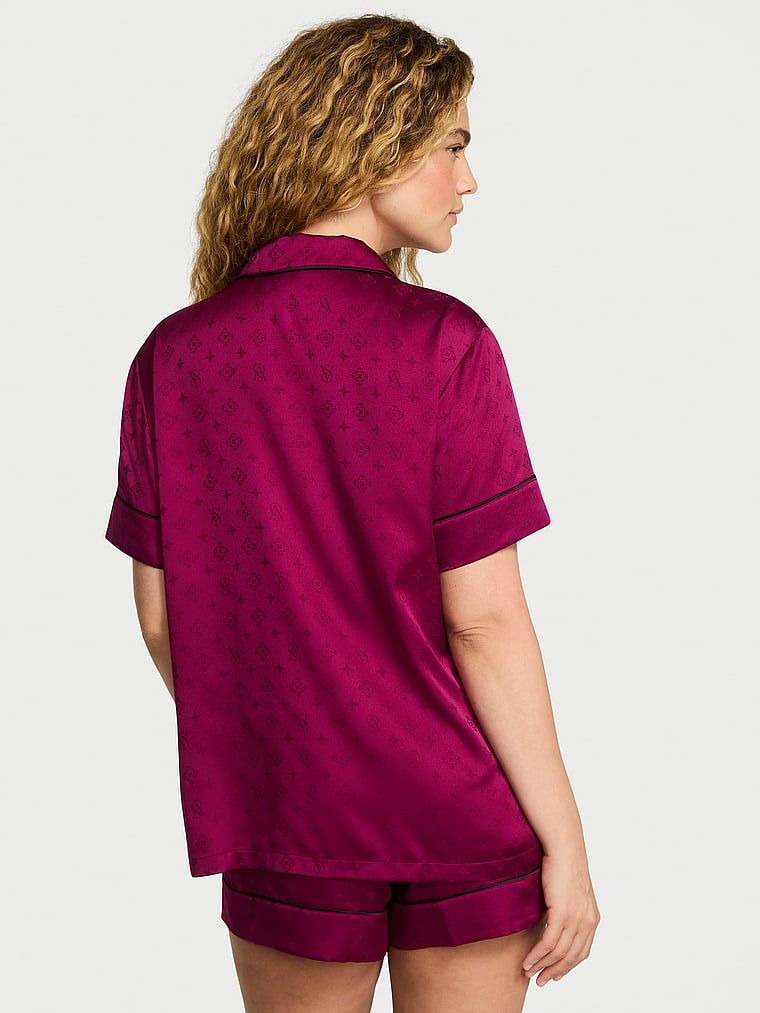 Piżama satynowa błyszcząca z szortami Glazed Satin. Produkt ma kolor różowy i pochodzi z kolekcji Victoria's Secret. 