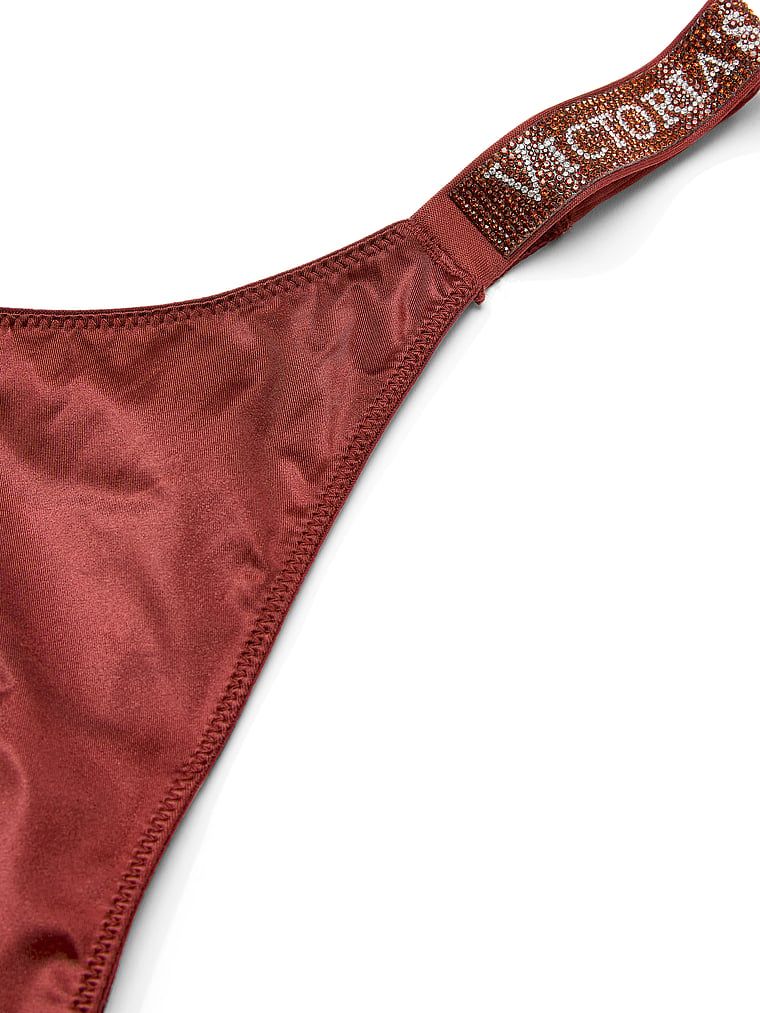 Stringi z błyszczącymi paskami Shine Strap. Produkt jest wzorzysty i pochodzi z kolekcji Very Sexy. 