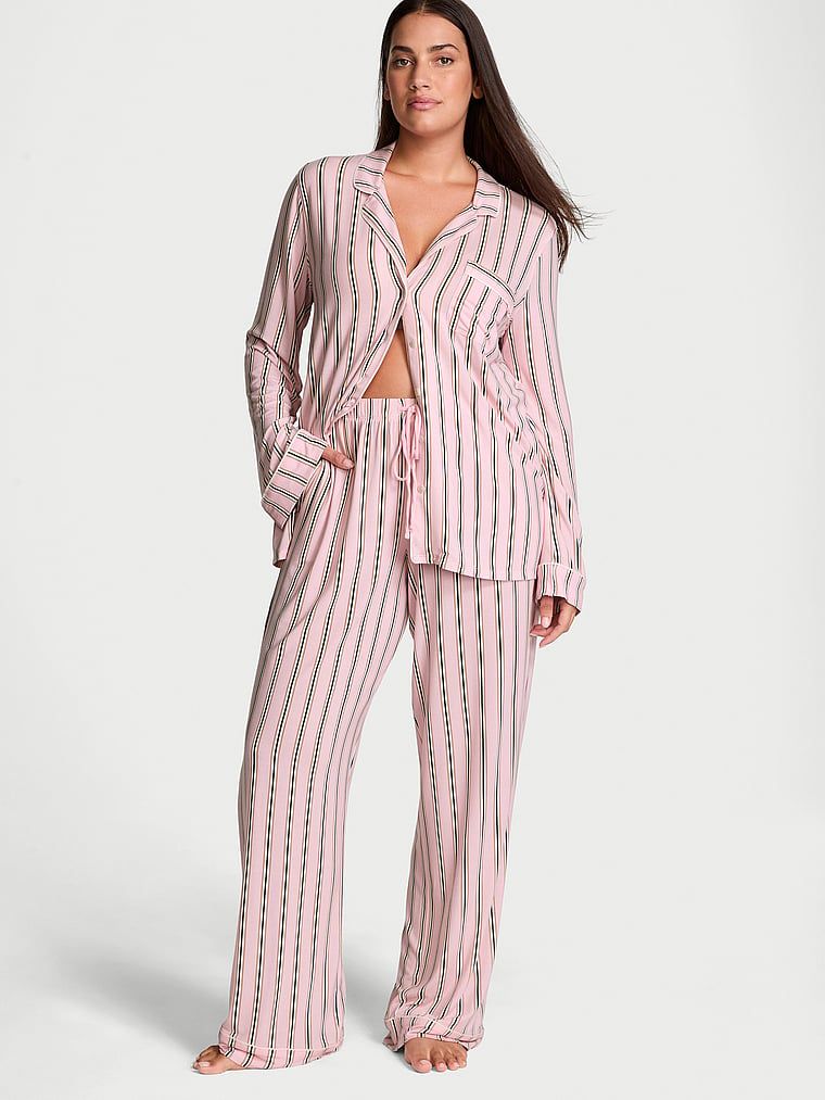 Długa piżama z modalu. Produkt ma kolor pasek i pochodzi z kolekcji Victoria's Secret. 
