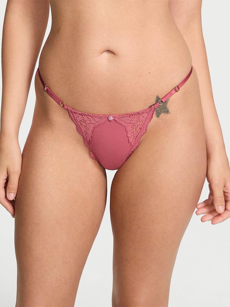 Stringi z koronką z regulowanymi paskami Lace-Trim V-String. Produkt ma kolor różowy i pochodzi z kolekcji Body by Victoria. 