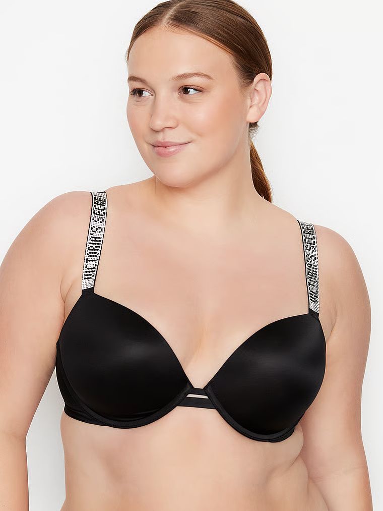 Modelka prezentuje biustonosz push-up Shine Strap. Produkt ma kolor czarny i pochodzi z kolekcji Very Sexy.