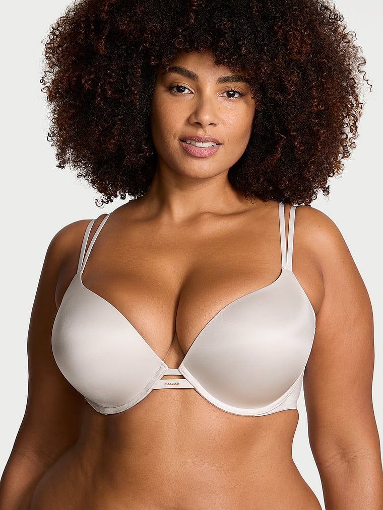 Modelka prezentuje biustonosz push-up Smooth. Produkt ma kolor beżowy i pochodzi z kolekcji Very Sexy.