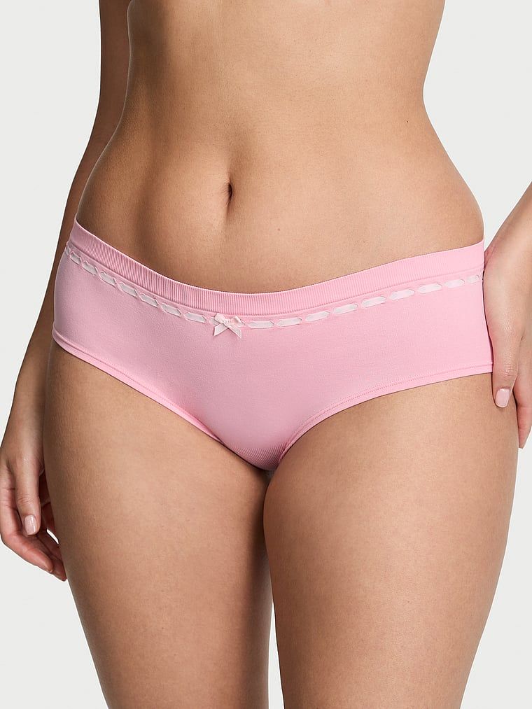 Majtki z wstążeczką Seamless Ribbon Slot Hiphugger. Produkt ma kolor różowy i pochodzi z kolekcji Seamless. 