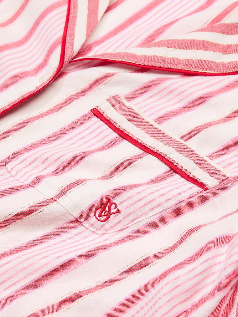 Flanelowa piżama z długimi spodniami. Produkt ma wzór w paski i pochodzi z kolekcji Victoria's Secret. 