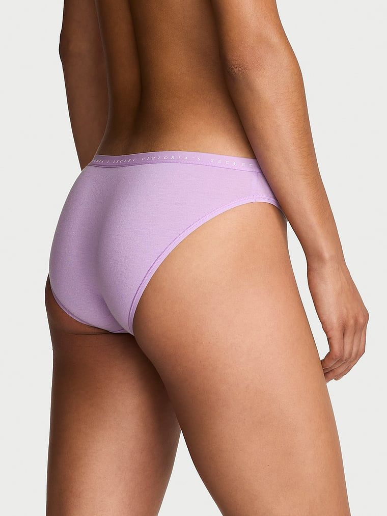 Majtki bawełniane Bikini. Produkt ma kolor purpurowy i pochodzi z kolekcji Body by Victoria. 