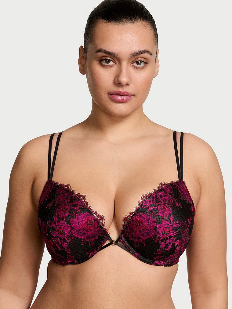 Modelka prezentuje biustonosz push-up koronkowy Rose Lace. Produkt posiada kwiatowy wzór i pochodzi z kolekcji Very Sexy.
