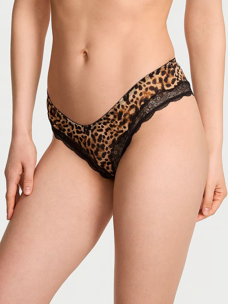 Majtki z wysoko wyciętymi nogawkami Tease Sheer Shimmer Cheeky. Produkt jest wzorzysty i pochodzi z kolekcji Victoria's Secret. 