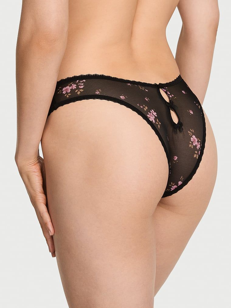 Majtki brazyliany Sheer Lace-Trim. Produkt ma kwiatowy wzór i pochodzi z kolekcji Body by Victoria. 