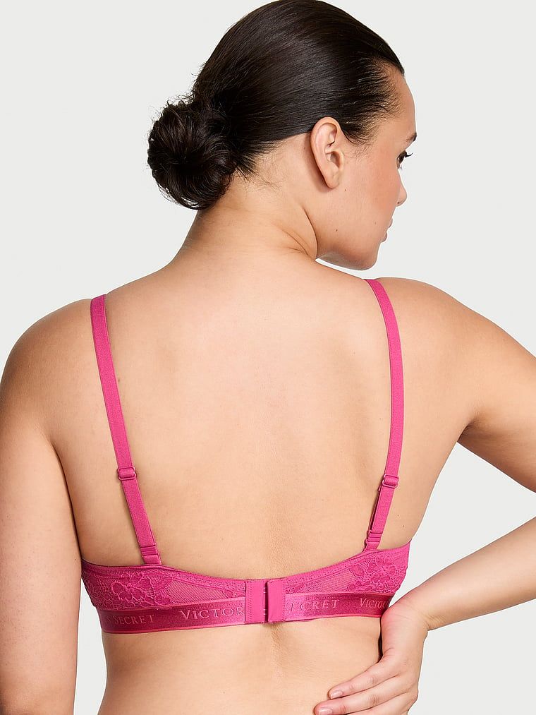 Modelka prezentuje biustonosz push-up Perfect Shape Lace-Trim. Produkt ma kolor różowy i pochodzi z kolekcji T-shirt.