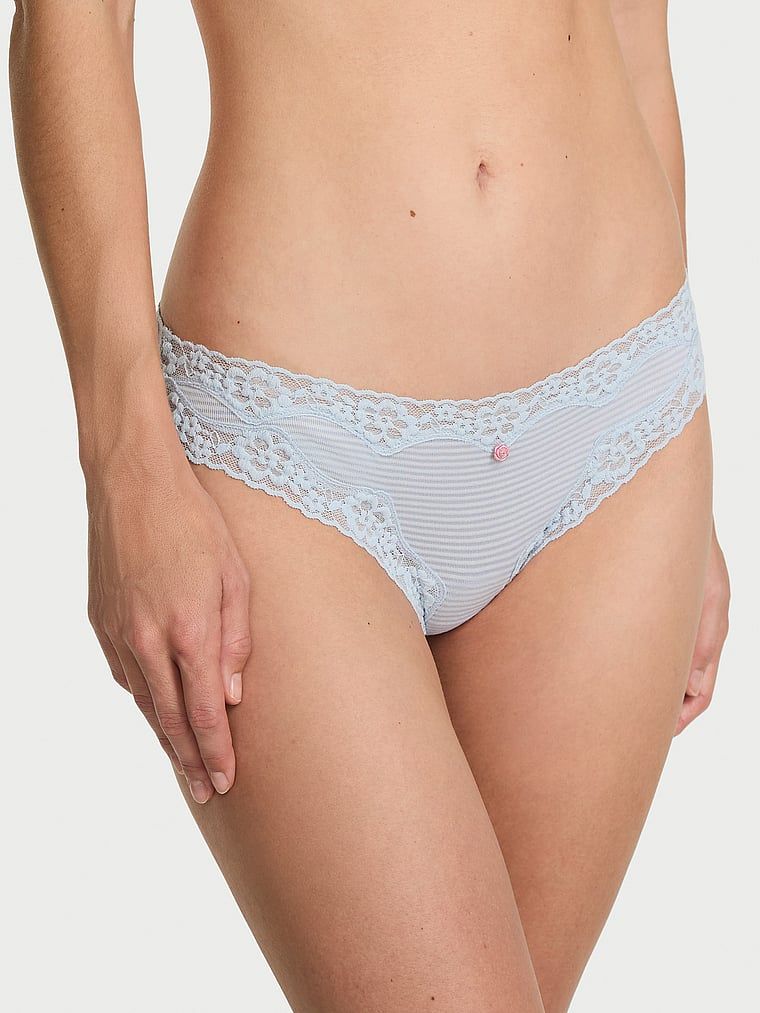Majtki bawełniane w paseczki z koronką na krawędziach Bikini. Produkt ma kolor niebieski i pochodzi z kolekcji Lacie. 