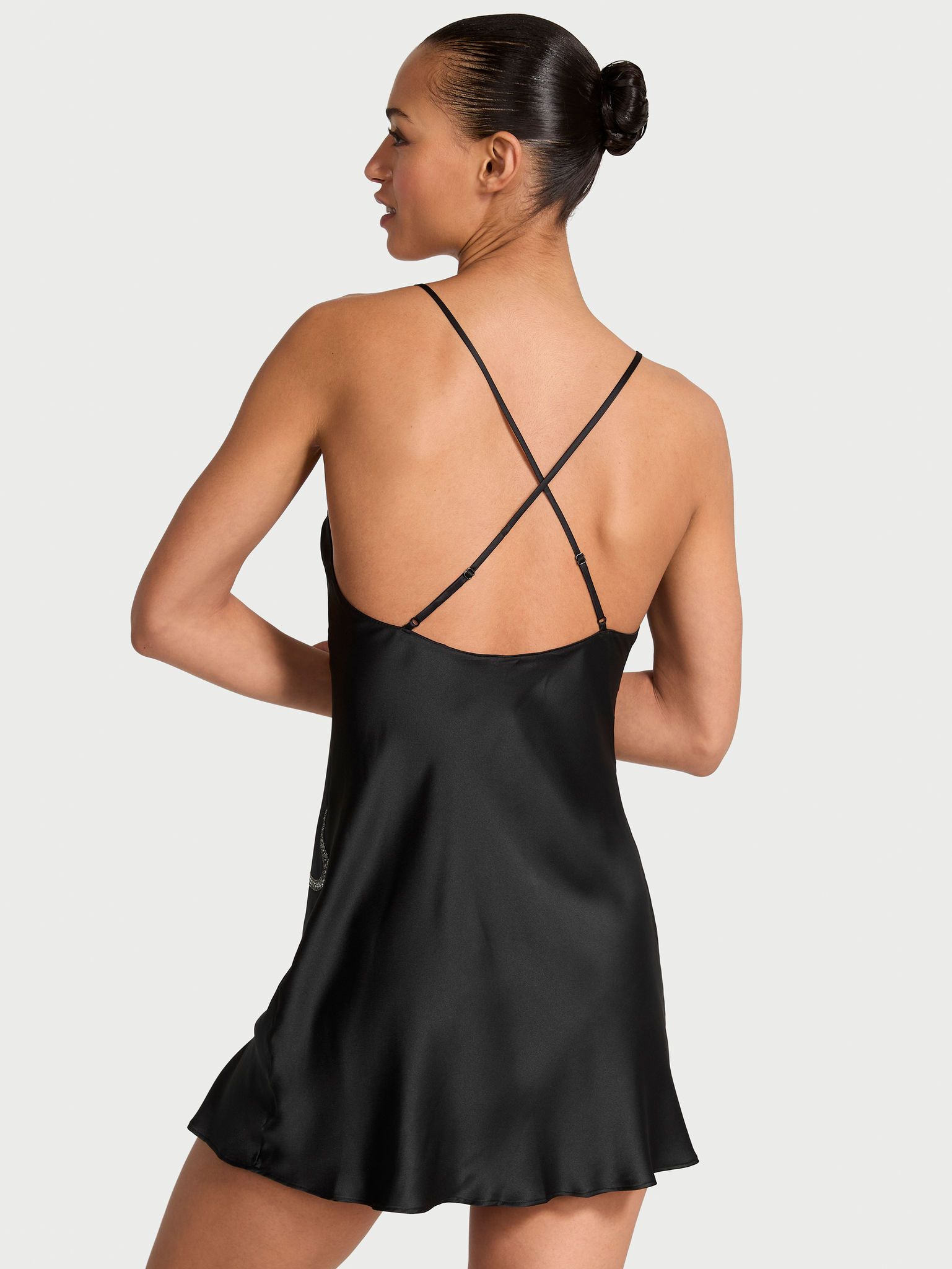 Koszulka nocna satynowa Snake Shine Slip. Produkt ma kolor czarny i pochodzi z kolekcji Victoria's Secret. 