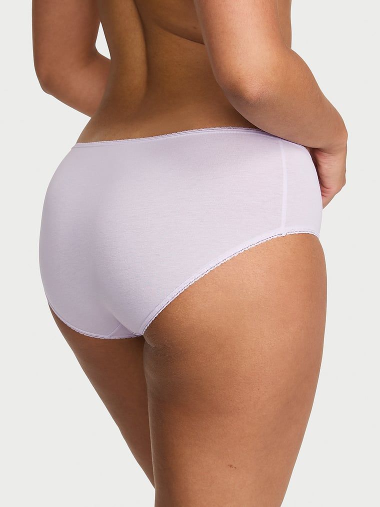 Majtki bawełniane ze wstawkami Lace-Trim Hiphugger. Produkt ma kolor fioletowy i pochodzi z kolekcji Victoria's Secret. 
