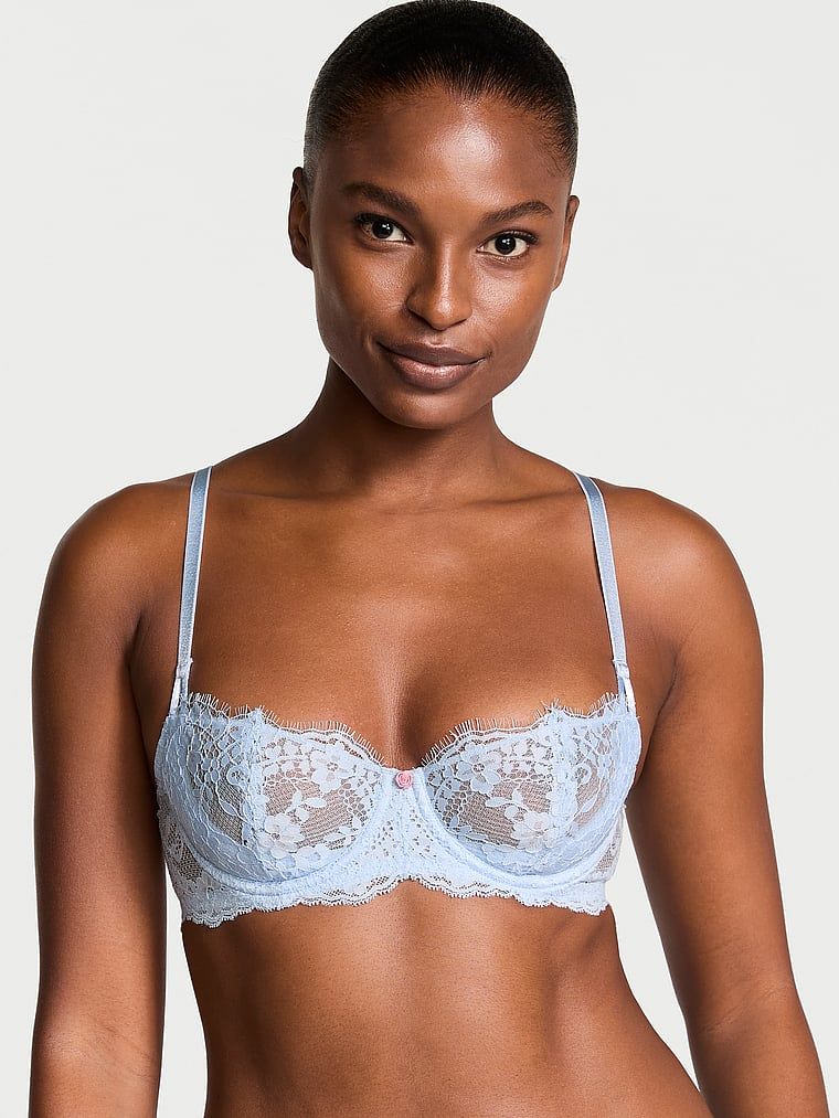 Modelka prezentuje biustonosz nieusztywniany balkonetka Wicked Lace Balconette. Produkt ma kolor niebieski i pochodzi z kolekcji Dream Angels.