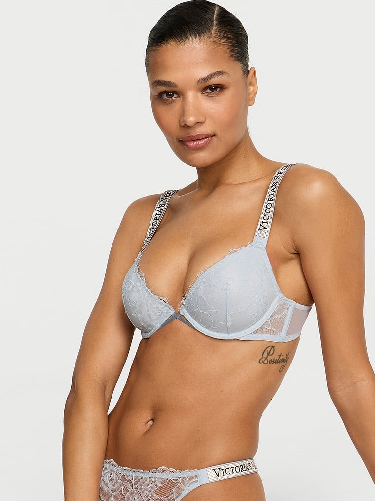 Biustonosz lekko usztywniany koronkowy z błyszczącymi ramiączkami Shine Strap Demi. Produkt ma kolor niebieski i pochodzi z kolekcji Very Sexy. 