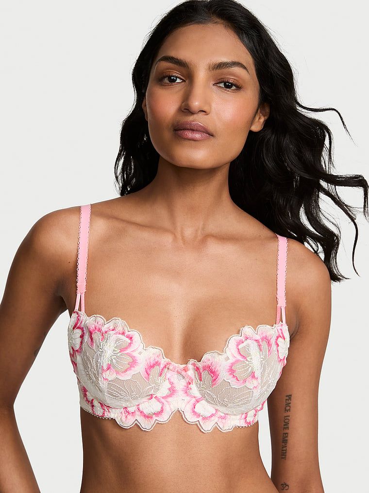 Modelka prezentuje biustonosz nieusztywniany balkonetka Wicked Peony. Produkt jest wzorzysty i pochodzi z kolekcji Dream Angels.