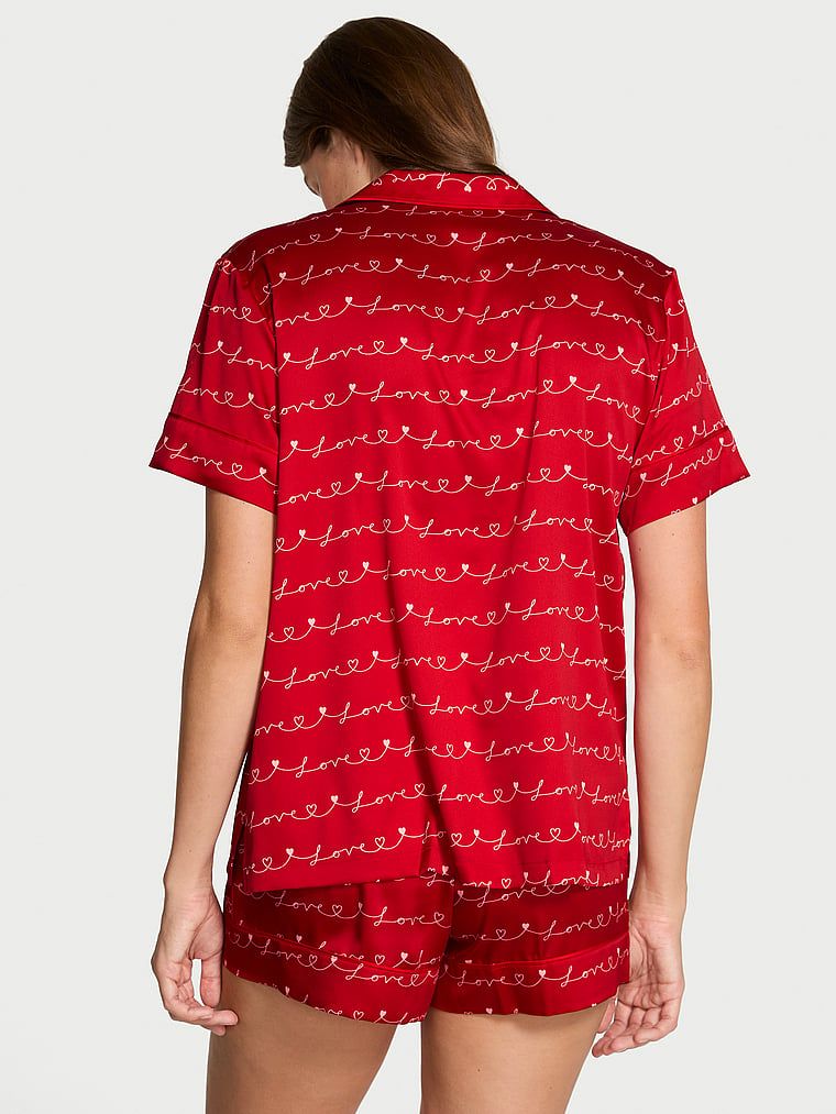 Piżama satynowa błyszcząca z szortami Glazed Satin. Produkt jest wzorzysty i pochodzi z kolekcji Victoria's Secret. 
