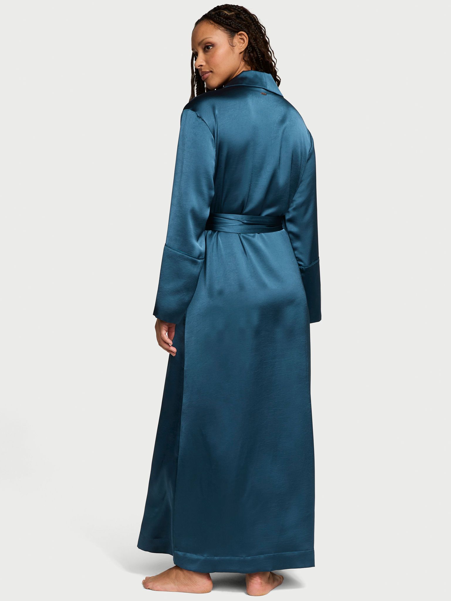 Szlafrok satynowy maxi Luxe. Produkt ma kolor niebieski i pochodzi z kolekcji Victoria's Secret. 