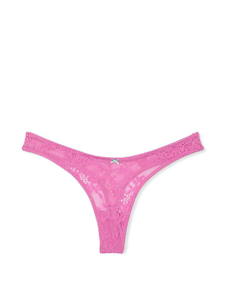 Stringi koronkowe z wysoko wyciętymi nogawkami Tease. Produkt ma kolor różowy i pochodzi z kolekcji Victoria's Secret. 