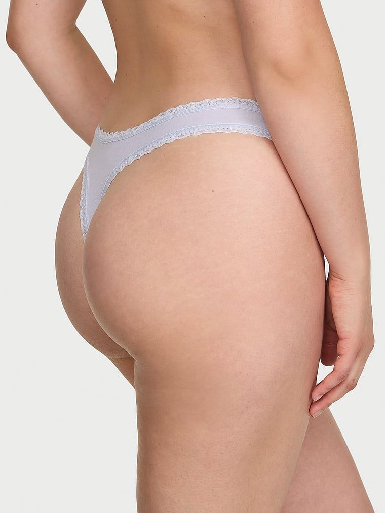 Stringi bawełniane z koronką na krawędziach Lace-Waist. Produkt ma kolor niebieski i pochodzi z kolekcji Lace Trim. 