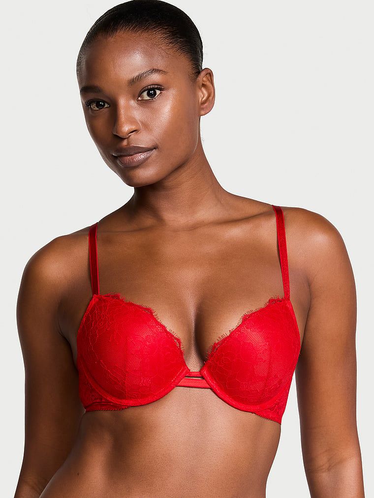 Modelka prezentuje biustonosz push-up Rose Lace. Produkt ma kolor czerwony i pochodzi z kolekcji Very Sexy.