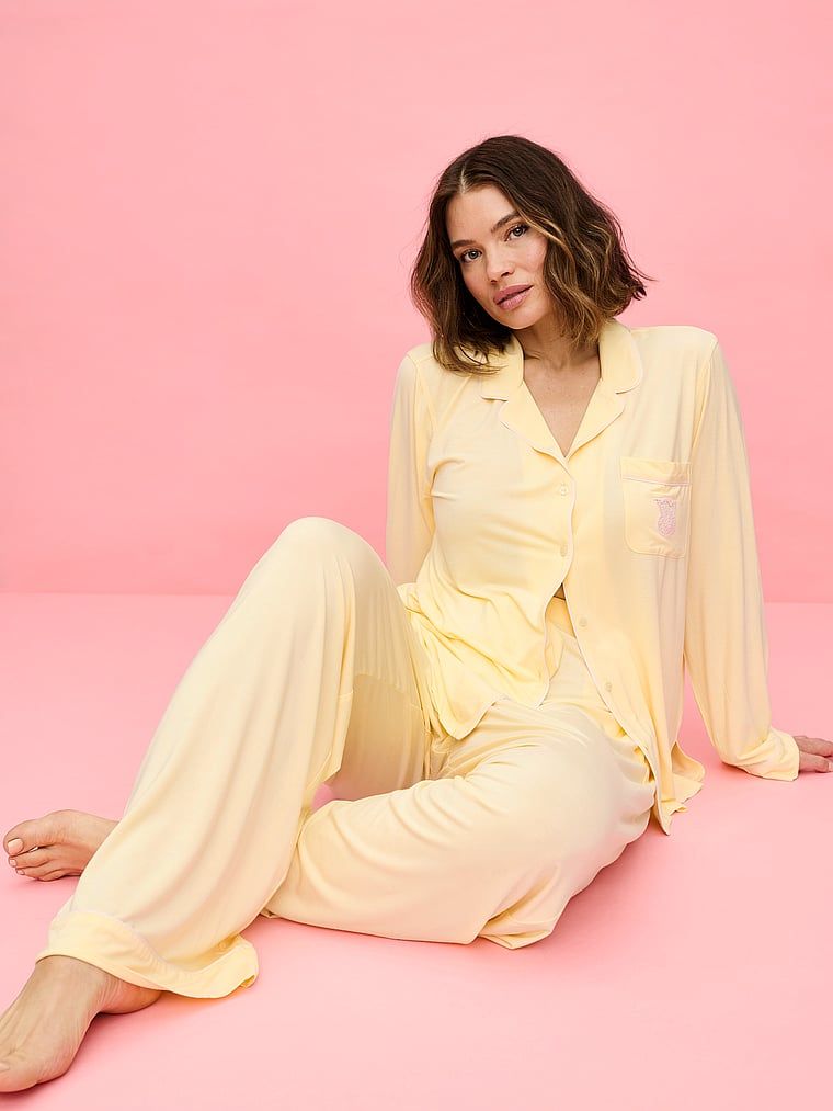 Długa piżama z modalu SoSoft. Produkt ma kolor żółty i pochodzi z kolekcji Victoria's Secret. 