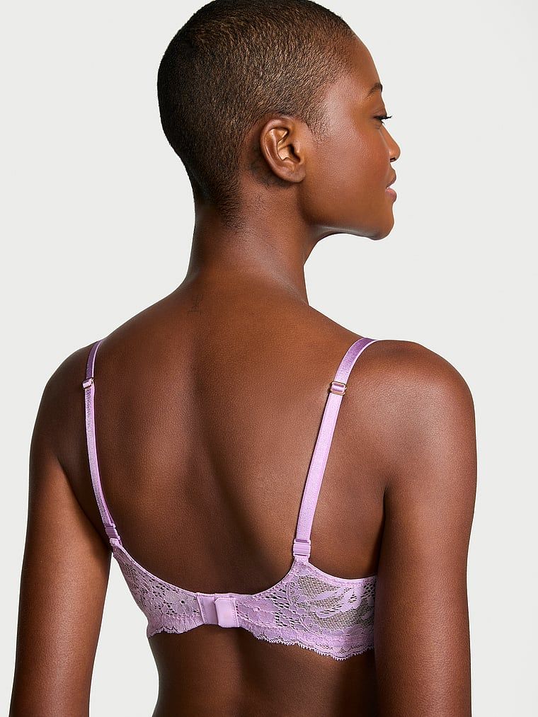 Modelka prezentuje biustonosz nieusztywniany balkonetka Wicked Lace Balconette. Produkt ma kolor purpurowy i pochodzi z kolekcji Dream Angels.