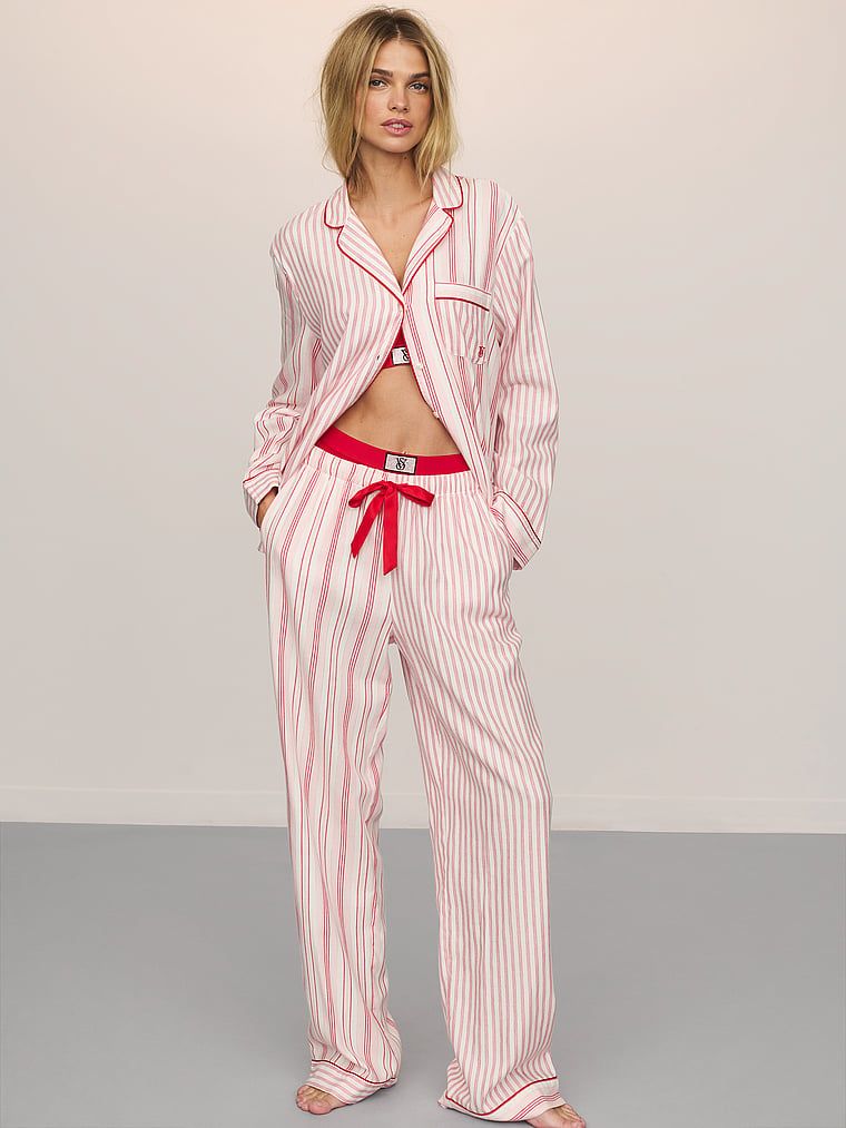 Piżama bawełniana z długimi rękawami. Produkt jest wzorzysty i pochodzi z kolekcji Victoria's Secret. 