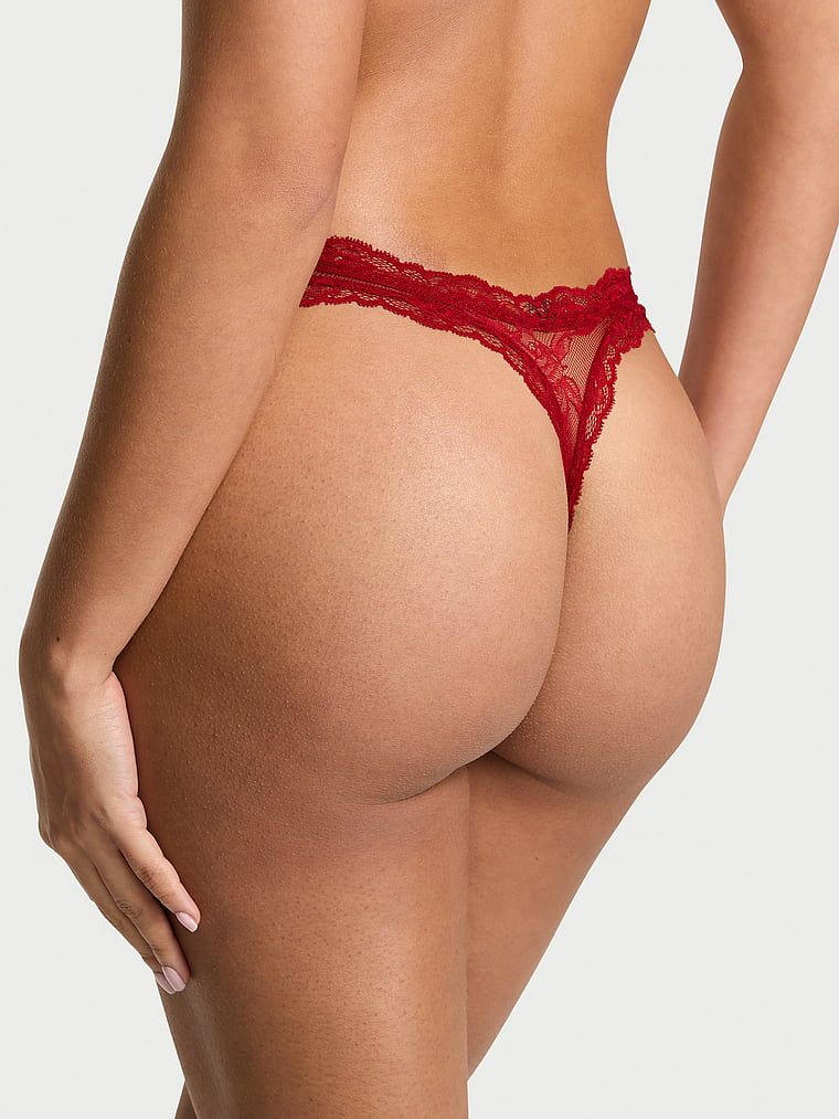 Stringi koronkowe z wysoko wyciętymi nogawkami Rose Lace. Produkt ma kolor czerwony i pochodzi z kolekcji Very Sexy. 