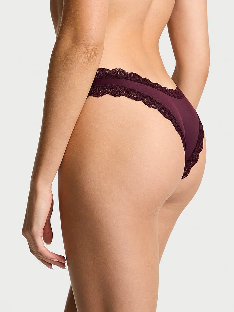 Majtki brazyliany z koronką Lace Trim Brazilian. Produkt ma kolor purpurowy i pochodzi z kolekcji Dream Angels. 