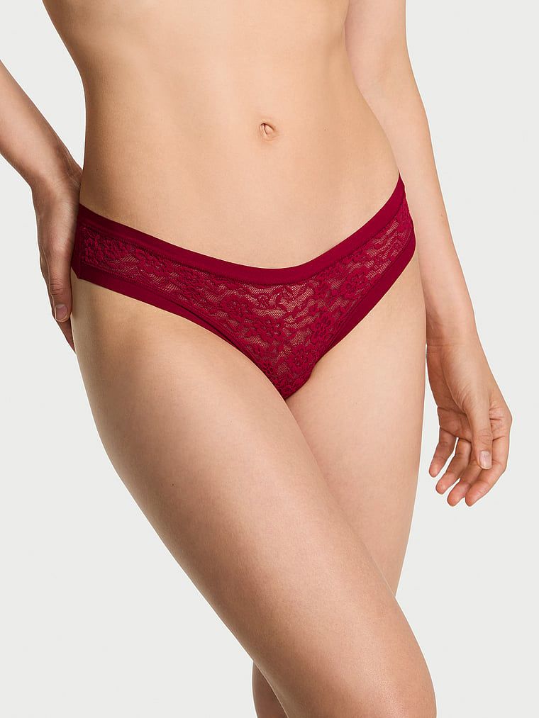 Stringi koronkowe No-Show Lace. Produkt ma kolor czerwony i pochodzi z kolekcji No-Show. 
